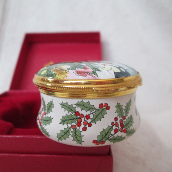 Enamel Trinket Box VICTORIAN CHRISTMAS  & Family - Picture 3 of 8